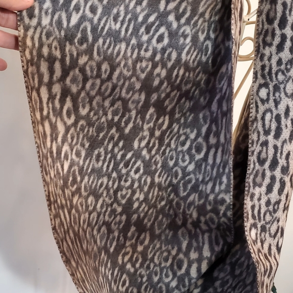 V. Fraas Cashmink Leopard Infinity Scarf - Picture 5 of 6